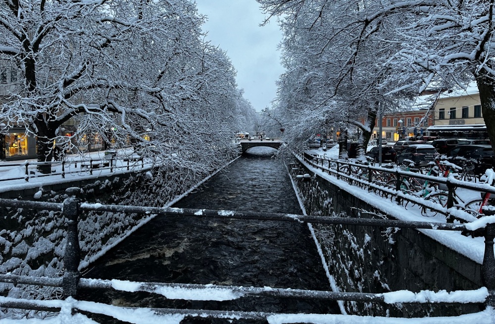 Kylmän näköinen virtaava Fyrisjoki